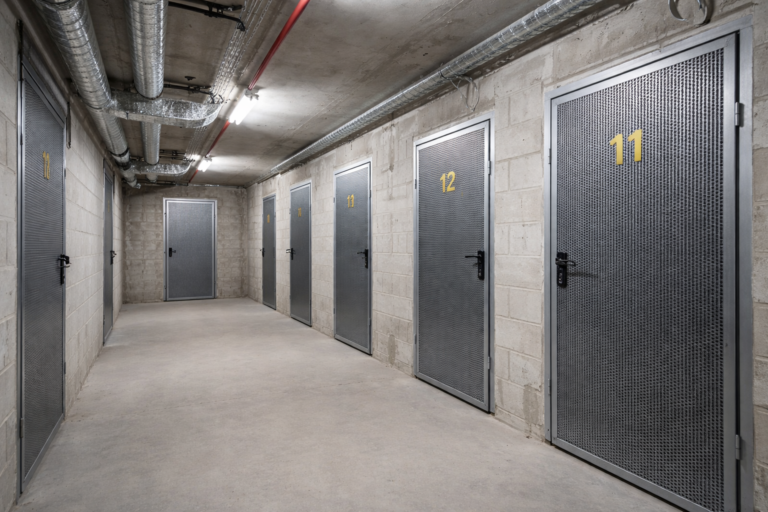 Kary do 5 tys. zł za zabronione przedmioty w piwnicach i komórkach lokatorskich – co można przechowywać, a czego nie wolno?