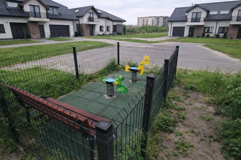 Nowe przepisy dotyczące placów zabaw 2024 – co zmieniają Warunki Techniczne? Koniec z Patoplacami Zabaw. 